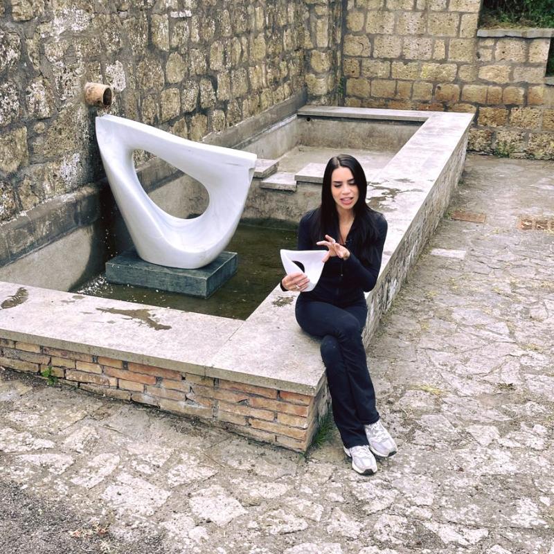 Scultura di Carla Cascales presso la Fontana Nuova