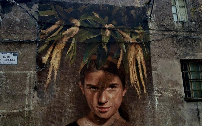 Fiore di castagno e ritratto di una giovane bambina