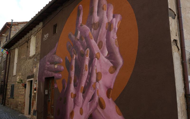 Contaminazioni. Mani che si intrecciano