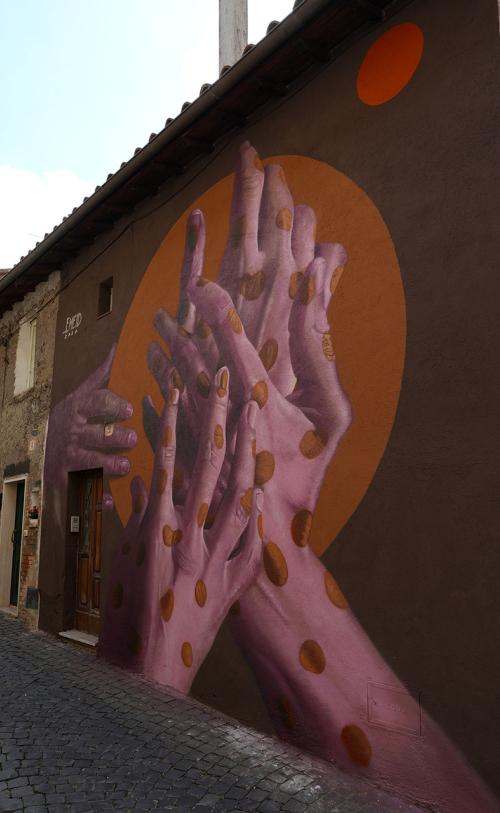 Contaminazioni. Mani che si intrecciano